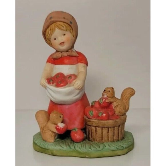 ''Autumn" Country Cousins Figurine #066 (N) Girl With Apples And Squirrels - Picture 2 of 9